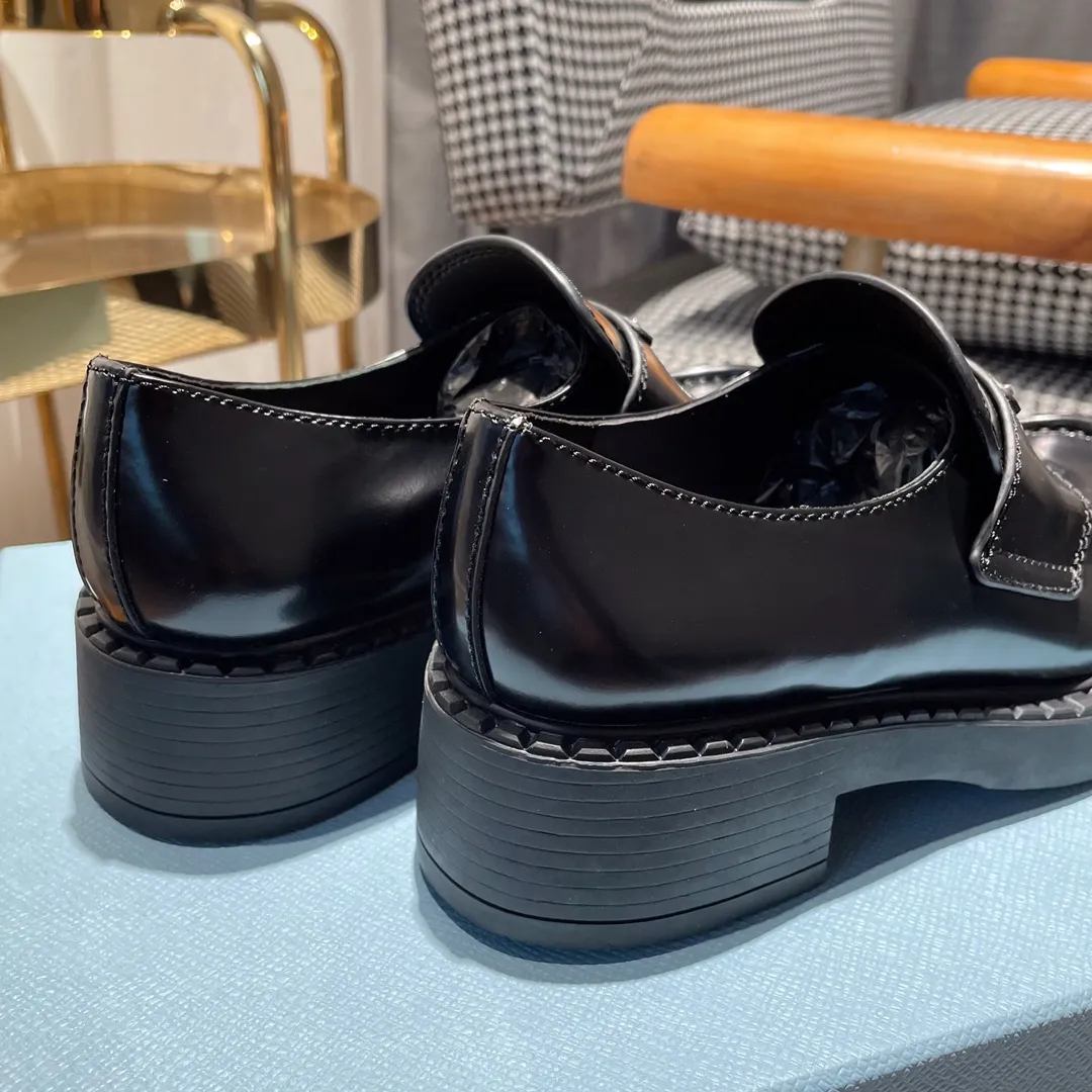 👟👟Ex-factory price 480👟👟 Women's shoes women's clothing ss23 Prada Prada ✨ 💥The T-stage catwalk model "Dream Never Sleeps" can be used on important occasions. It has an aristocratic feel and is perfect on the feet💃💃The entire series is full of exciting and unexpected combinations of elements, with a strong artistic flavor, allowing you to appreciate the ever-changing style of Prada girls. 1⃣ Upper: cowhide with open edge beads/patent leather 2⃣ Lining: imported sheepskin 3⃣ Outsole: lightweight foam outsole Size 35M-40M
